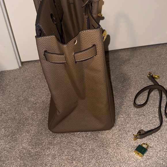 Elegant Brown Leather Handbag - Picture 7 of 7